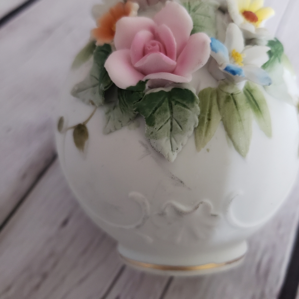 Lefton China 6 inch Floral Bud Vase Ivory Gold Painted Trim Handle - Picture 10 of 12